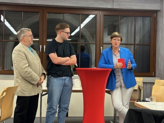 Ein SPD-Neueintritt bei der Übergabe des Parteibuches durch Saskia Esken, MdB