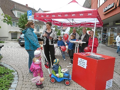 Am Stand des SPD-Ortsvereins Dornstetten suchte Saskia Esken das Gespräch mit den Bürgern. Foto: SchwenkFoto: SchwaBo