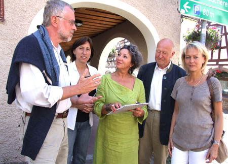 Mitglieder der Bürgerinitiative im Gespräch mit Renate Gradistanac